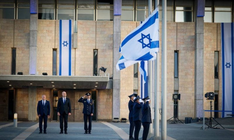 יום הזיכרון: דגלי הלאום הורדו לחצי התורן ברחבת הכנסת 