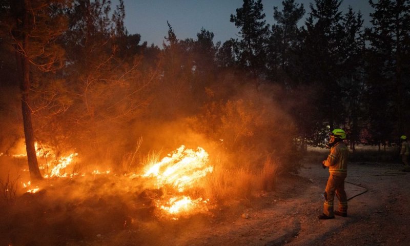 מטוסי הכיבוי חונים - והאש משתוללת: מדוע לא הופעלו כל הכוחות?
