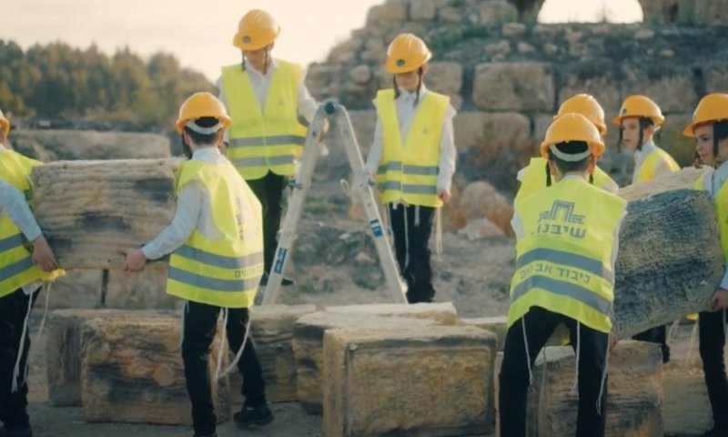 צפו: ילדי 'חסידימלעך' יצאו לבנות את בית המקדש עם זאנוויל ויינברגר ומקהלת 'מלכות'