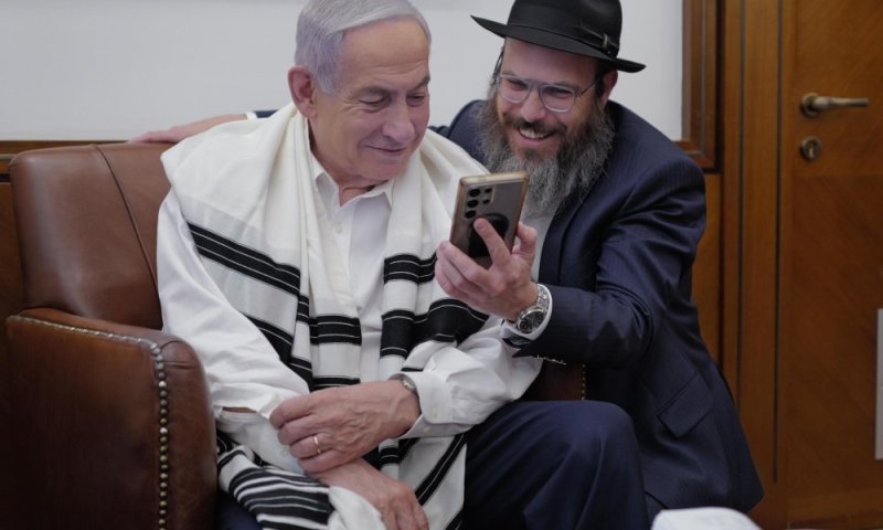 בהנחת התפילין: סגירת המעגל של נתניהו מהמפגש עם הרבי מחב"ד