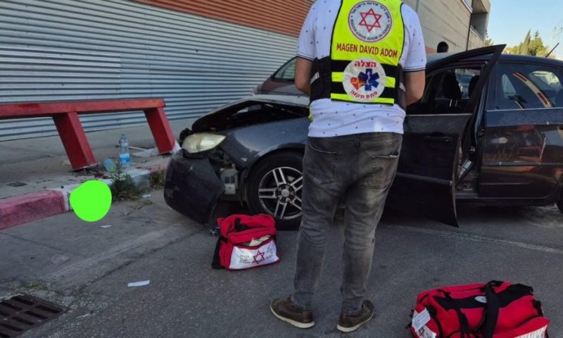נמחצה לגדר: בת 20 נפצעה קשה בתאונה בבני ברק 