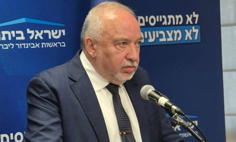ליברמן מאשים: "אהרן ברק הפך למשת"פ של נתניהו"