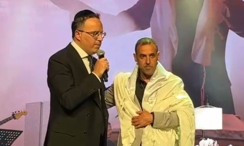 כשיעקב שוואקי העניק טלית מיוחדת לשורד השבי אלי שרעבי &bull; צפו