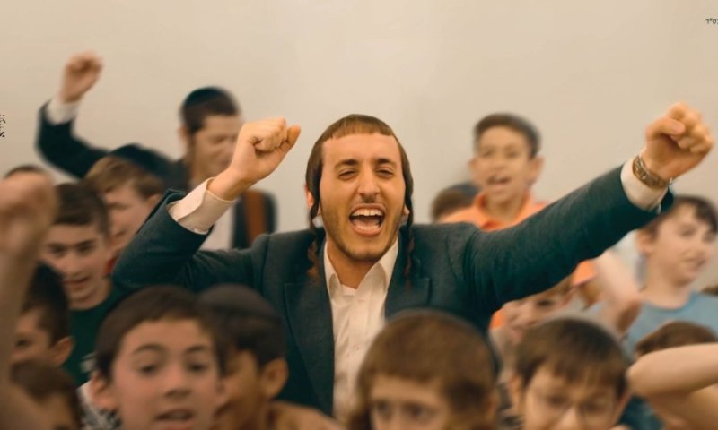 שמוליק סוכות בסינגל קליפ סוחף המדמה את סדר יומו - "הקב"ה איתי"