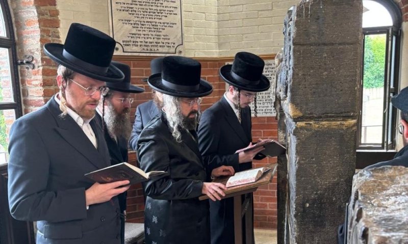 הרה"צ אב"ד קהילת 'חיי נפש' פקד את קברי הצדיקים באירופה