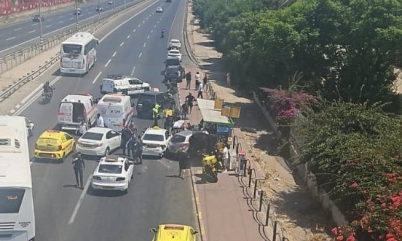 תאונה קשה ביציאה מבני ברק: רכב התנגש בתחנת אוטובוס