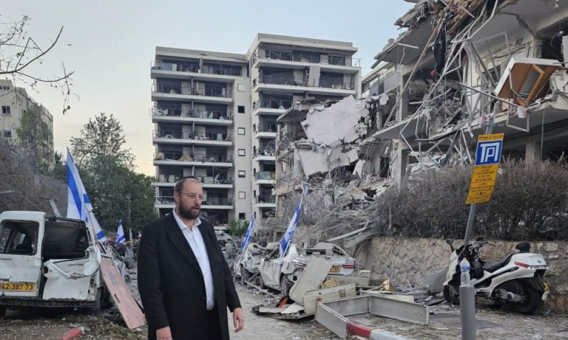 אלפי תושבים נהרו למקום הנפילה בגבול העיר: שברי מיירט נפלו בב"ב