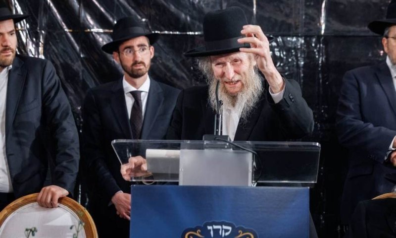 דרמטי: המשגיח רבי דן סגל בדרכו לארה"ב למסע קרן עולם התורה