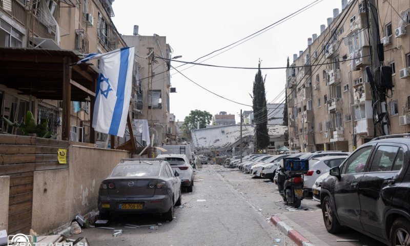 שעות אחרי נפילת הטיל: רבני בני ברק קוראים לציבור לסיוע עבור המשפחות שניזוקו
