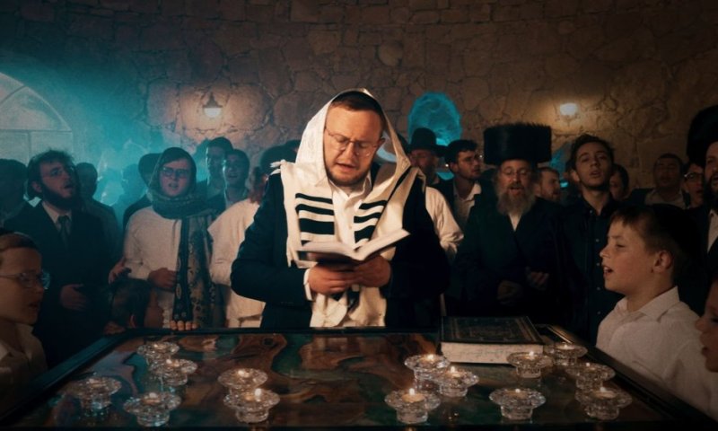 יצחק בן ארזה משיק: "מחרוזת קבלת שבת" &ndash; קליפ מרגש באווירה של שבת קודש'