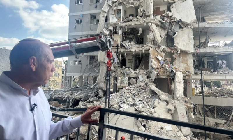המבקר אנגלמן בזירת נפילת הטיל בבת ים: "על רה"מ לוודא מתן מענה לעורף"