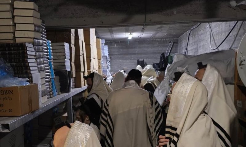 הסניגור המפתיע: כתב 'חדשות 13' בעד הפיכת מקלטים לבתי כנסת