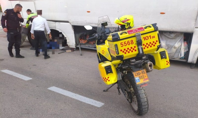 תאונה מזעזעת ביישוב חפץ חיים: ניסה להחליף גלגל והאוטובוס קרס עליו  