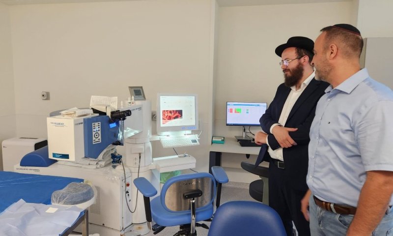 היועץ הרפואי של חב"ד הרב אליעזר כץ בביקור התרשמות ב'אסותא אופטיק'