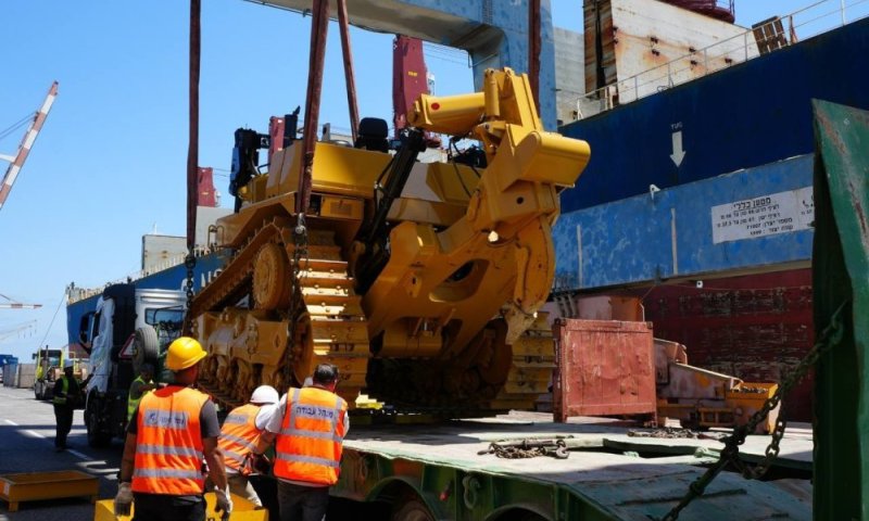 לא מתכוונים לעצור: עשרות דחפורי D9 נחתו היום בישראל