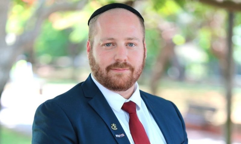 "הֱיֵה נָא קָרוֹב": משה זרצקי בסינגל ווקאלי מטלטל לימי בין המצרים