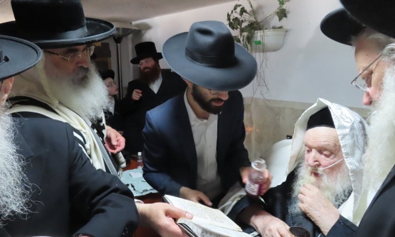 ענוותנותו של רבי: האדמו"ר החזיק עבור פוסק הדור את הסידור | צפו 