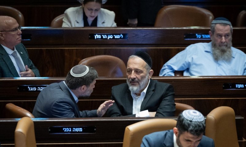 סמוטריץ&rsquo; בשיחות סגורות: "אם נאיים נגד העסקה - דרעי יאיים מהצד השני"