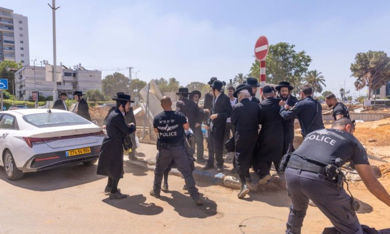 גם נכד האדמו"ר: מפגינים נעצרו - והועברו למשטרה הצבאית