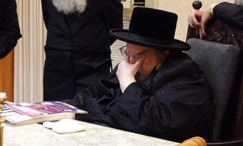 האדמו"ר מבעלזא פרץ בבכי כששמע על קשיי ההורים המתמודדים
