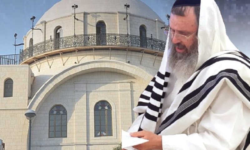 לכבוד היארצייט של אהרן כהן, הגר"ד יישא כפיו מול מקום המקדש