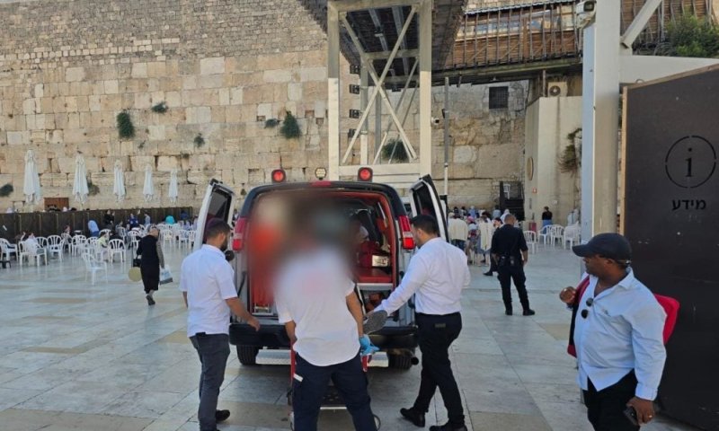 מהומה בכותל: ספר תורה הוברח - עובד הקרן נפצע ופונה לבי"ח