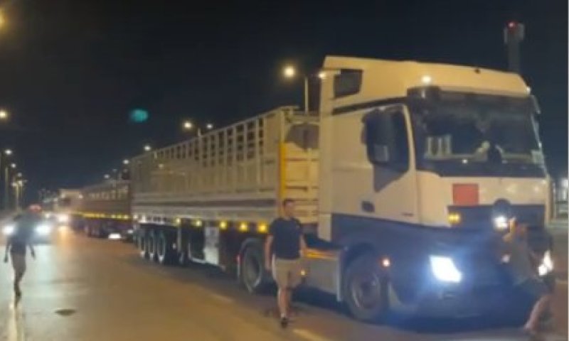 צפו בתיעוד המזעזע: נער ניסה לחסום משאית סיוע לחמאס ונדרס לעיני שוטרים