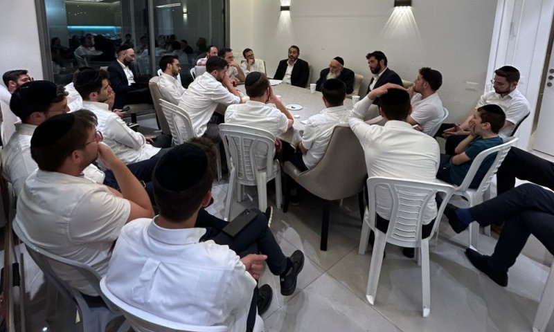 הצוואה מאושוויץ: ערב זיכרון מטלטל עם ניצול השואה הרב נפתלי פקטר ב'זיכרון בבית'