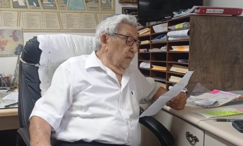 ר' אהרון שלומוף ז"ל שתרם לכל בתי הכנסת שלטי תפילה