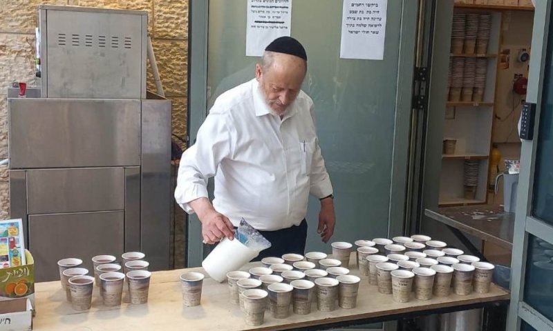 מרבע לארבע בבוקר: מחלק הקפה הקבוע בכותל חושף את מפעל חייו