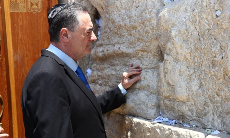 "ניצחון על מרצחי חמאס": שר הביטחון נשא תפילה בכותל בעיצומו של הצום 