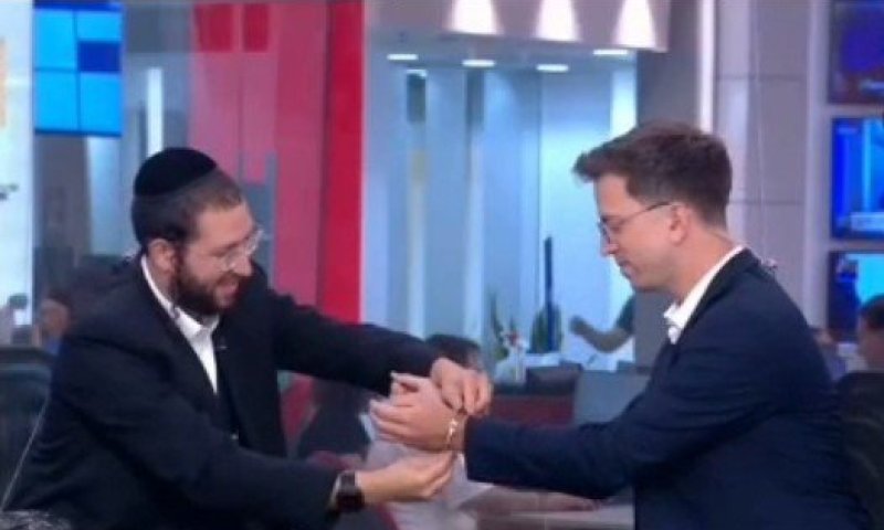 פטנט מקורי: כתב ערוץ 12 נאזק בשידור ע"י חרדי קיצוני - כך זה נגמר
