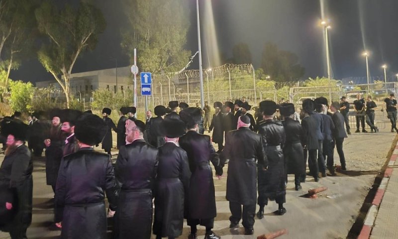 "האחים יצחקוב כולנו איתכם": זעקו חסידי גור ובאיאן מחוץ לשערי כלא 10 בבית ליד