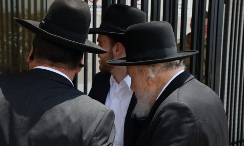 בתוככי הכלא: המנהיג הגרמ"ה הירש ביקר את אסירי עולם התורה