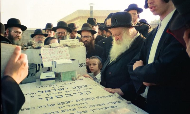 מעמד נדיר בהילולא: מניין נכדי הסטייפלר יתכנסו לתפילה מיוחדת על ציון סבם
