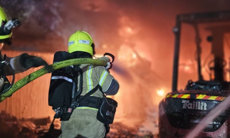 שריפה מתפשטת בטבריה: חלק מגג המבנה קרס, צוותי כיבוי רבים הוזנקו