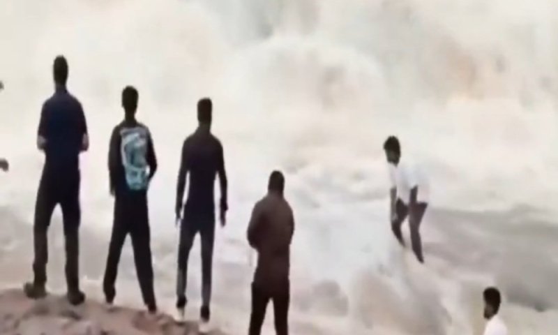 צילם סרטון, נפל לנהר ונעלם: חיפושים אחר בלוגר הטיולים | תיעוד הנפילה