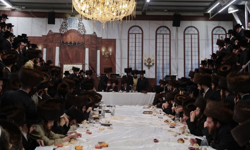 אלפים נהרו לטיש הראשון של חמשת האדמו"רים מקרעטשניף סיגעט 