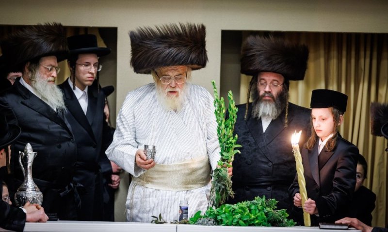 לראשונה: האדמו"ר מתולדות אהרן קידש לבנה באמצע סעודה שלישית