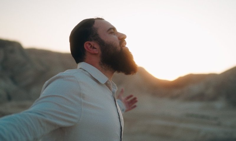 חיים נחמן, זמר ויוצר מוזיקה יהודית מקורית, משיק שיר חדש בשם &ldquo;אבא אל תסתר&rdquo;