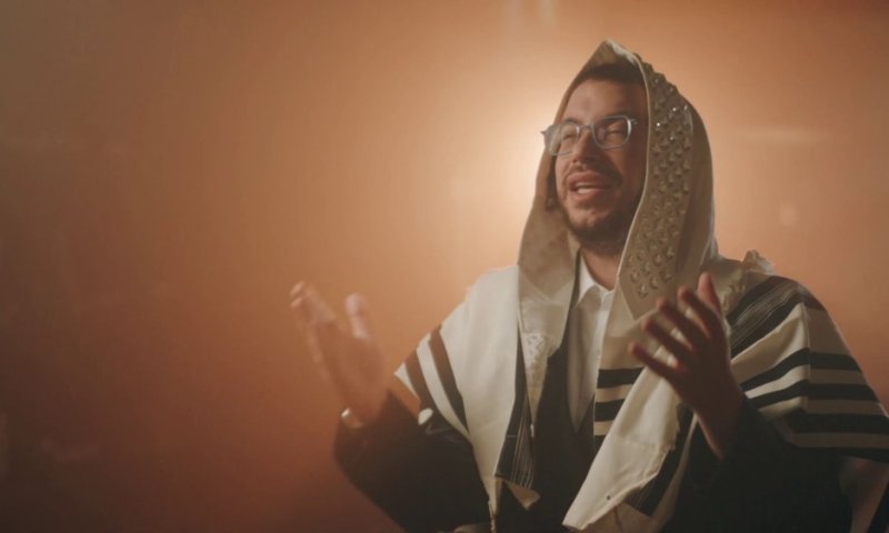 מענדי וויס בסינגל־קליפ מרגש לחודש אלול: "הנני" 