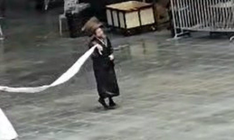 האדמו"ר האבל על פטירת אחותו רקד מצווה טאנץ בנעלי בד | וידאו