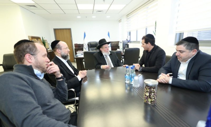 הרב הראשי לישראל להנהלת ׳מאוחדת׳ בביקור רב רושם: ״הבדיקות הן חובה גמורה מהתורה״