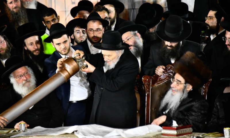 אבן הפינה הונחה: הרגע ההיסטורי שחסידי אלכסנדר חיכו לו עשרות שנים