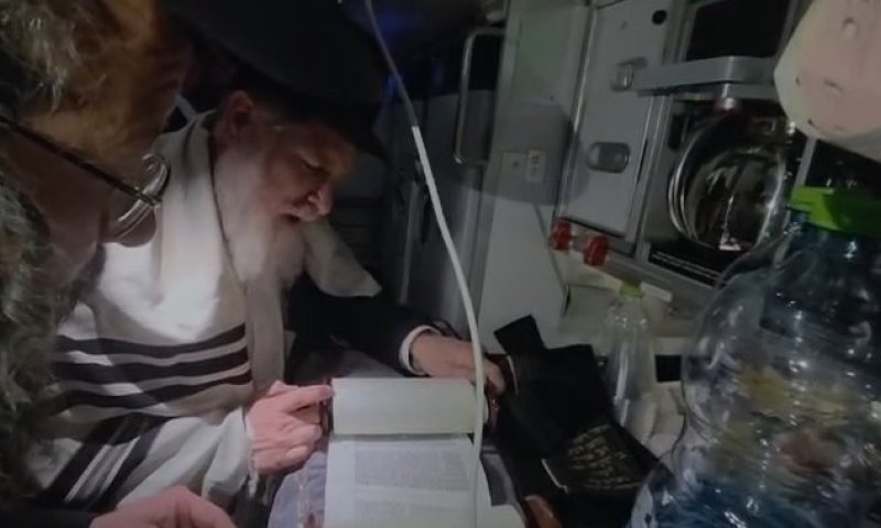 ספר תורה בגובה 30 אלף רגל: קריאת 'ויחל' בטיסת אל על | וידאו