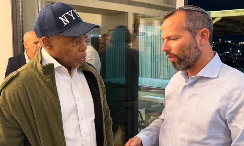 ראש מועצת בנימין נפגש עם ראש עיריית ניו יורק היוצא והעניק לו יצירה מיוחדת מטיל איראני שפגע בבנימין