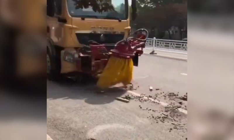 פיתוח חדש בסין: משאית מטאטא מנקה את הכביש בשנייה במהירות של 80 קמ"ש