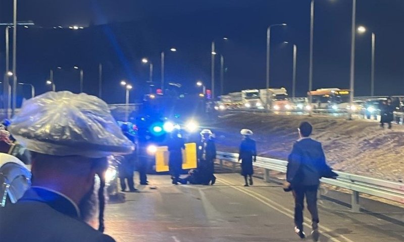 בירושלים וסמוך לבית שמש: חרדים חוסמים כבישים, המשטרה מנסה לפזרם | תיעוד