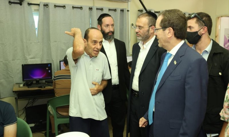 נשיא המדינה סייר בכפר הקהילתי-שיקומי של רשת 'פרח ישראל' בראש העין