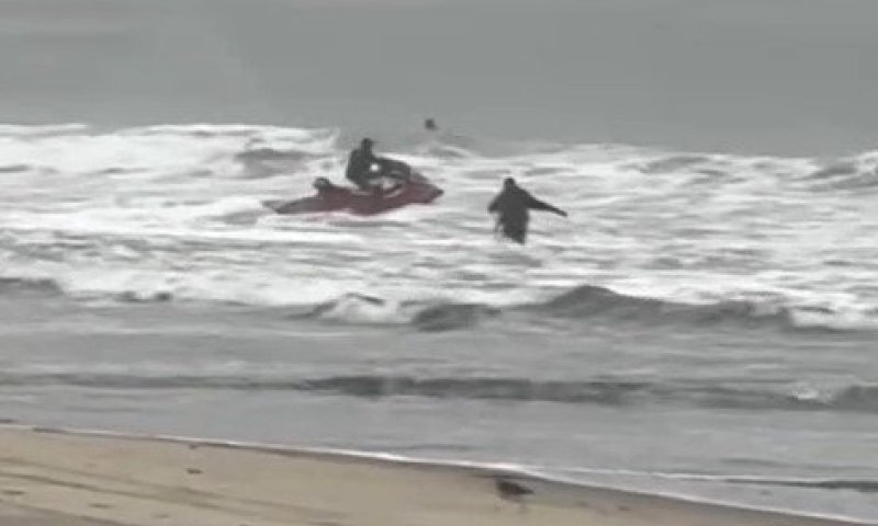 מרדף בחוף קליפורניה: מהגרים הורדו מאופנועי ים ונתפסו במקום